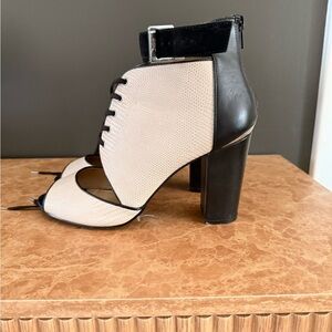 Juicy Couture Black and Cream Women's Heels - size 9.5